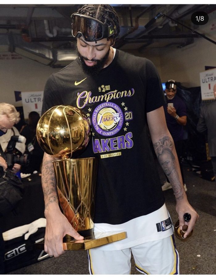 Lakers star foward Anthony Davis holds 
larry o´brien trophey 

                                (via Anthony Davis´s instagram @antdavis23)